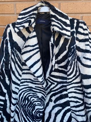 Abrigo cebra Cortefiel