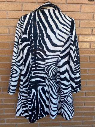 Abrigo cebra Cortefiel