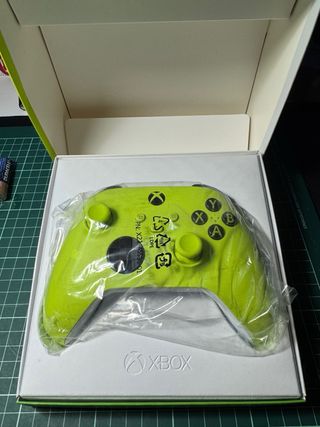 Mando XBOX X/S Electric Volt en su caja.