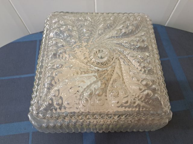 Candeeiro de vidro esculpido vintage.