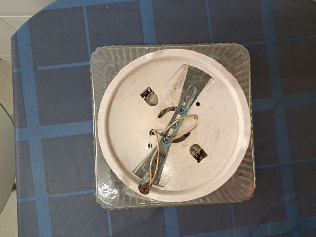 Candeeiro de vidro esculpido vintage.