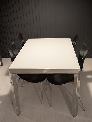 Mesa de comedor extensible, 4 sillas y lámpara