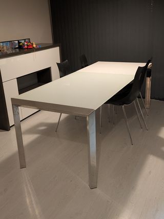 Mesa de comedor extensible, 4 sillas y lámpara