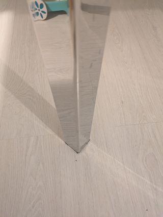 Mesa de comedor extensible, 4 sillas y lámpara