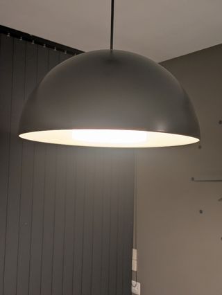 Mesa de comedor extensible, 4 sillas y lámpara
