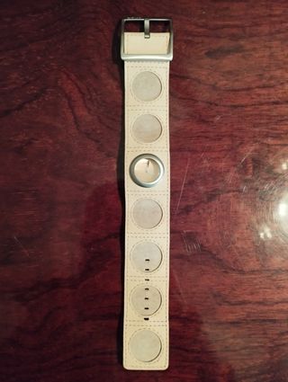 reloj con correa de piel DKNY