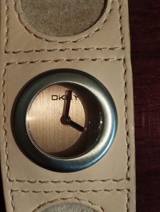 reloj con correa de piel DKNY
