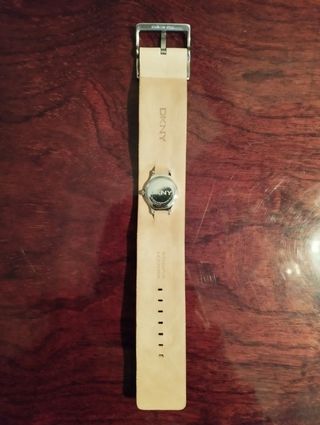 reloj con correa de piel DKNY