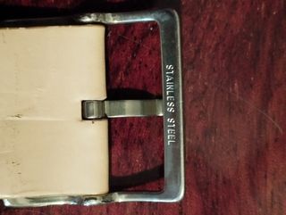 reloj con correa de piel DKNY