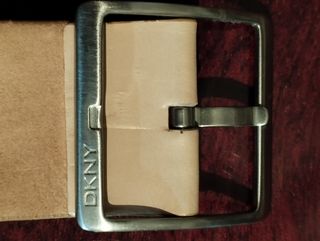 reloj con correa de piel DKNY