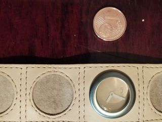 reloj con correa de piel DKNY