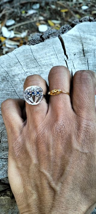 Anillo de plata con piedras azules.