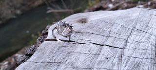 Anillo de plata con piedras azules.