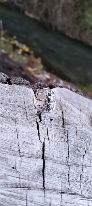Anillo de plata con piedras azules.