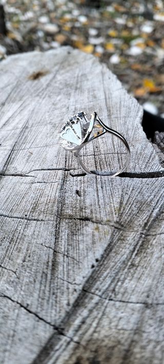 Anillo de plata con piedras azules.