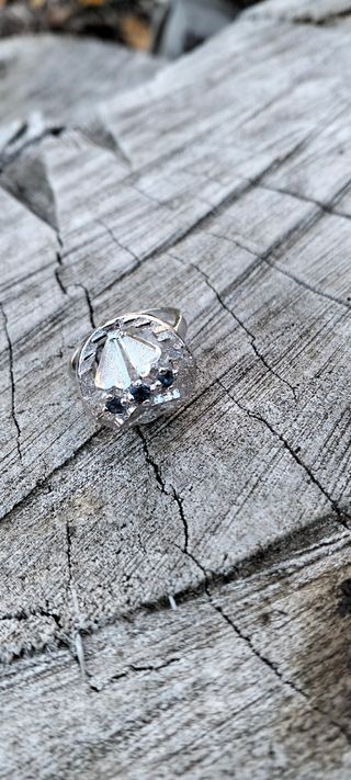 Anillo de plata con piedras azules.