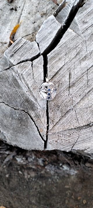 Anillo de plata con piedras azules.