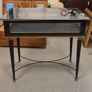 Mesa expositora de hierro y laton