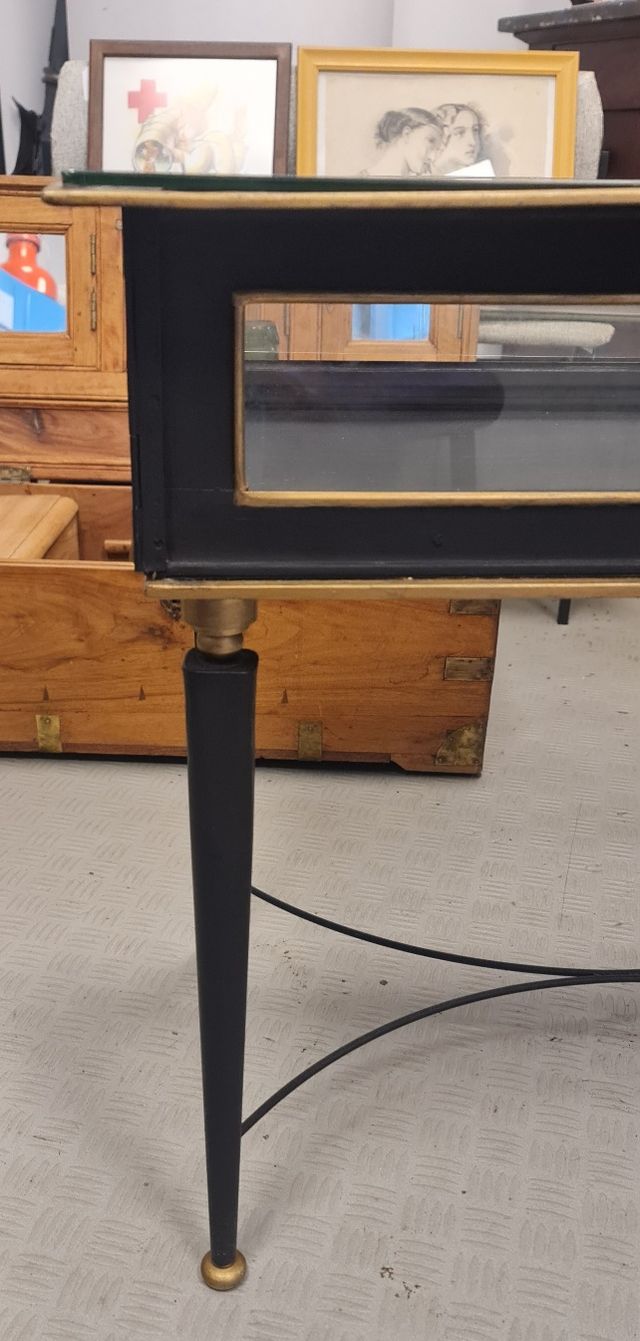 Mesa expositora de hierro y laton