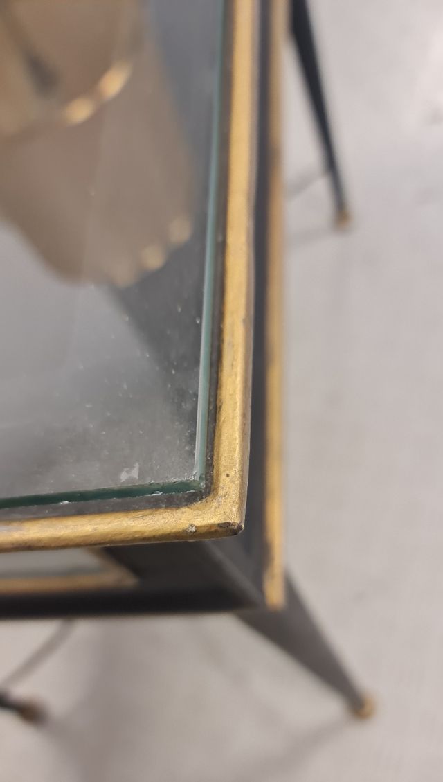 Mesa expositora de hierro y laton