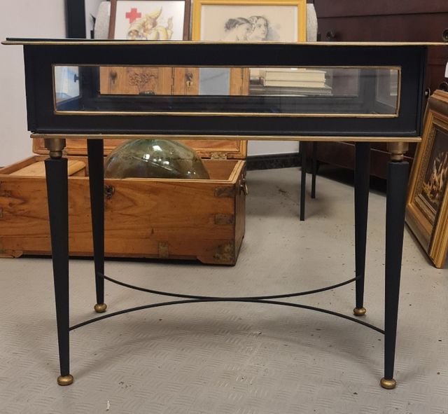 Mesa expositora de hierro y laton