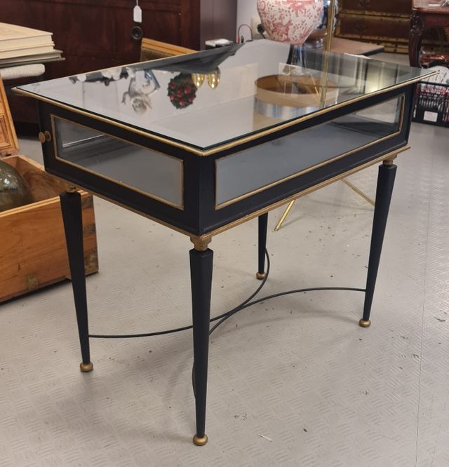 Mesa expositora de hierro y laton