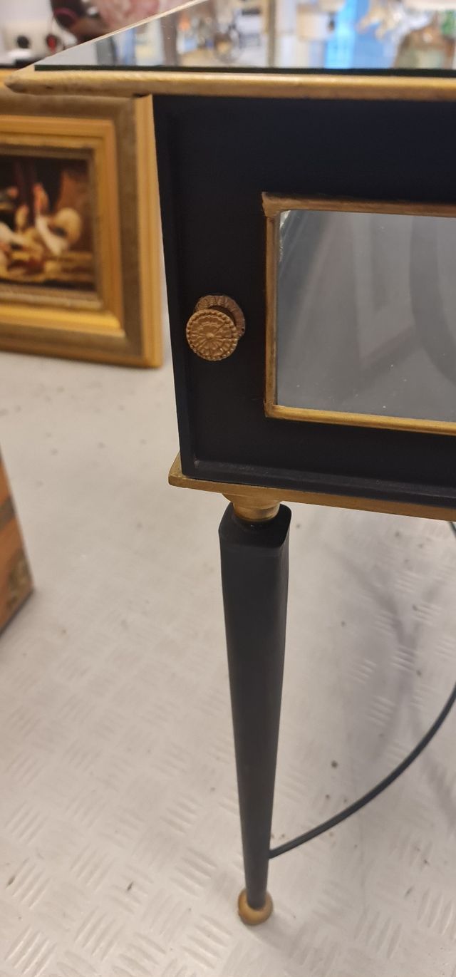 Mesa expositora de hierro y laton