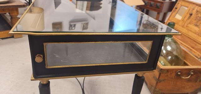 Mesa expositora de hierro y laton