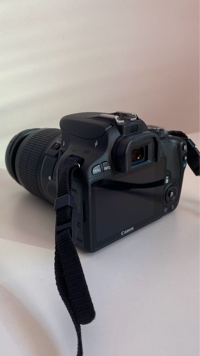 Cámara reflex Canon EOS 100D nueva