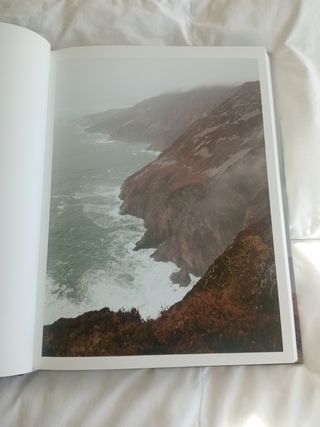 FOLLOWING THE SUN / SIGUIENDO AL SOL: A TRAVEL GUIDE TO THE END OF THE WORLD/ UNA GUÍA DE VIAJES AL FIN DEL MUNDO (Spanish and English Edition)