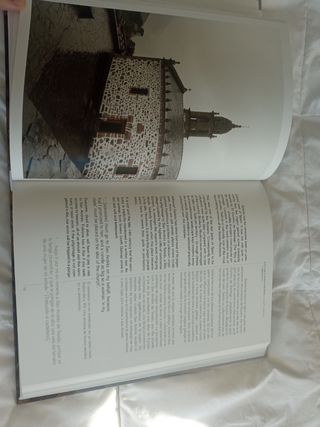 FOLLOWING THE SUN / SIGUIENDO AL SOL: A TRAVEL GUIDE TO THE END OF THE WORLD/ UNA GUÍA DE VIAJES AL FIN DEL MUNDO (Spanish and English Edition)