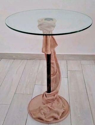 Tavolino in marmo, finemente lavorato.