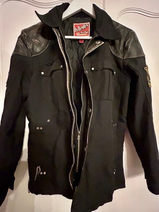 Cazadora motera negra efecto desgastado