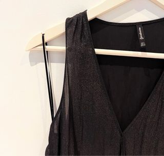 Blusa sin mangas gris brillante de Stradivarius
