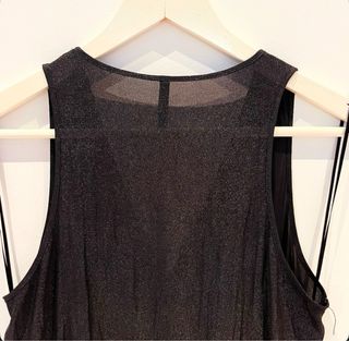 Blusa sin mangas gris brillante de Stradivarius