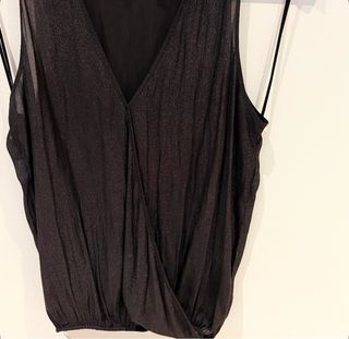 Blusa sin mangas gris brillante de Stradivarius