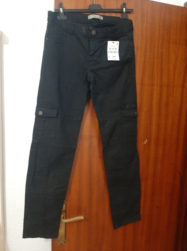 Pantalón multi bolsillos negro sin estrenar