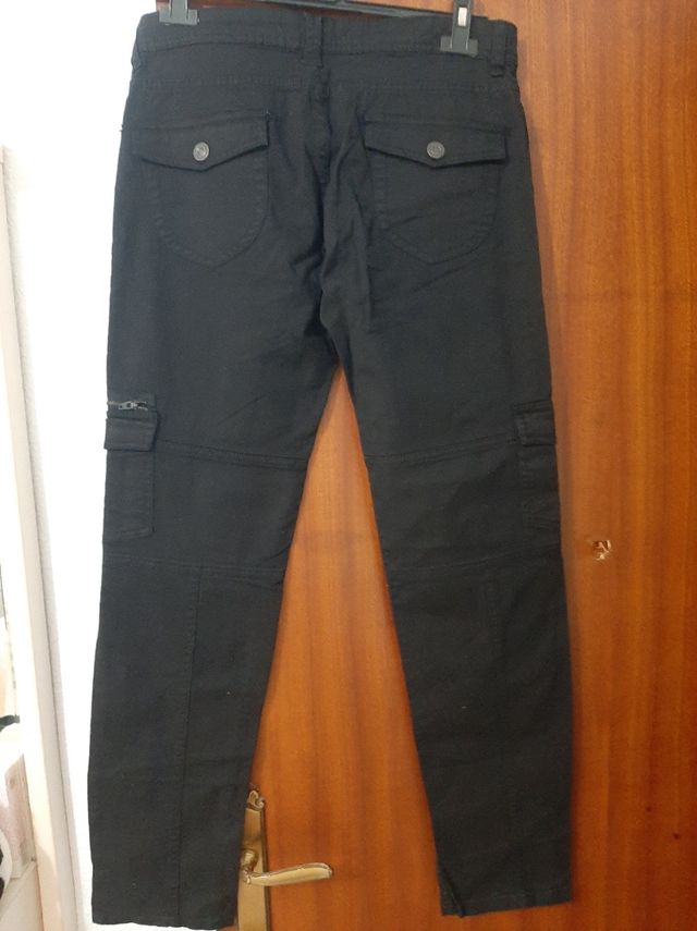 Pantalón multi bolsillos negro sin estrenar
