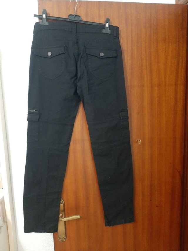 Pantalón multi bolsillos negro sin estrenar