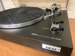 Giradischi Akai AP-100 con ritorno automatico