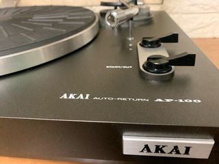 Giradischi Akai AP-100 con ritorno automatico