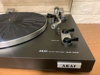 Giradischi Akai AP-100 con ritorno automatico