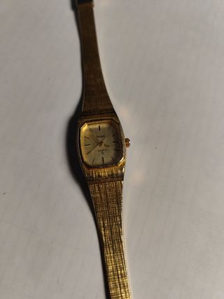 Reloj Titan oro