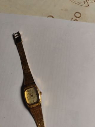 Reloj Titan oro