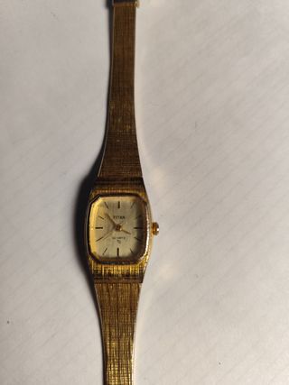 Reloj Titan oro