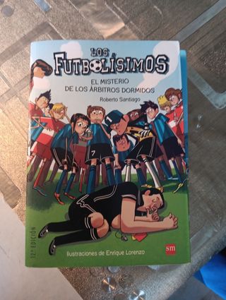 Los Futbolísimos 1: El misterio de los árbitros dormidos (Spanish Edition)