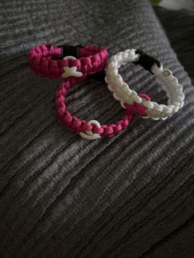 Pulseras lazo cancer mama