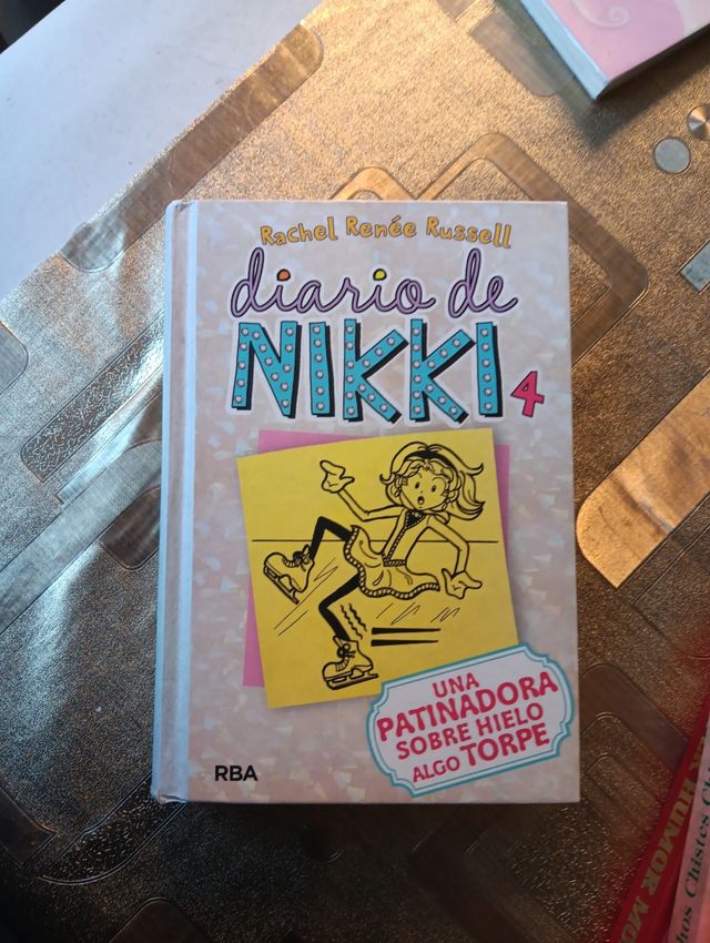 Diario de Nikki 4 - Una patinadora sobre hielo algo torpe (Diario De Nikki / Dork Diaries, 4) (Spanish Edition)