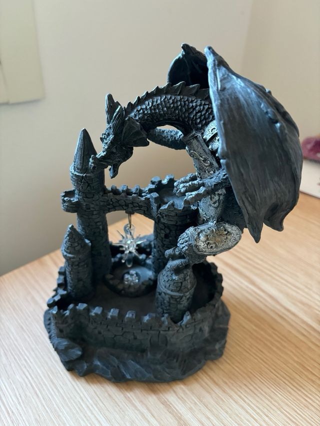 Soprammobile drago sul castello