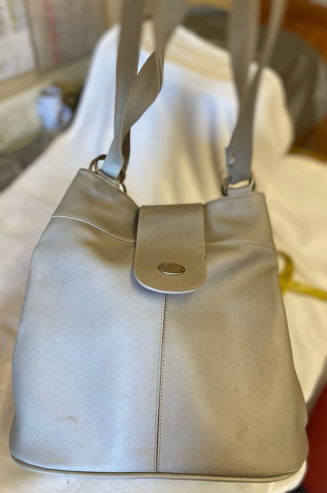 Bolso saco gris plata.